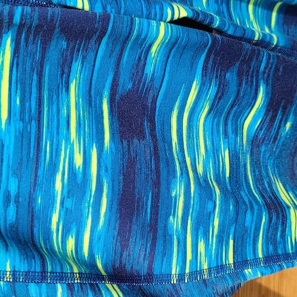 SOLD Old Navy Active 7/8 Leggings - Picture 3 of 4